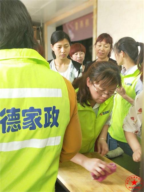 抱寶寶的正確姿勢。油田月嫂培訓哪家好？油田家政公司哪家專業？