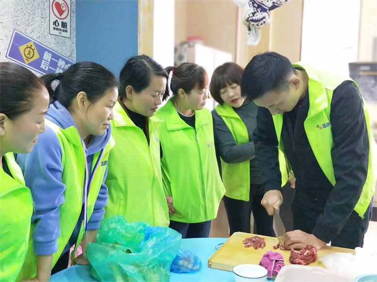 月子餐切配現場