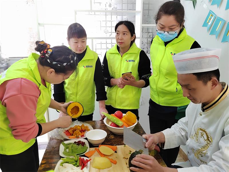 月嫂跟廚師學習切配